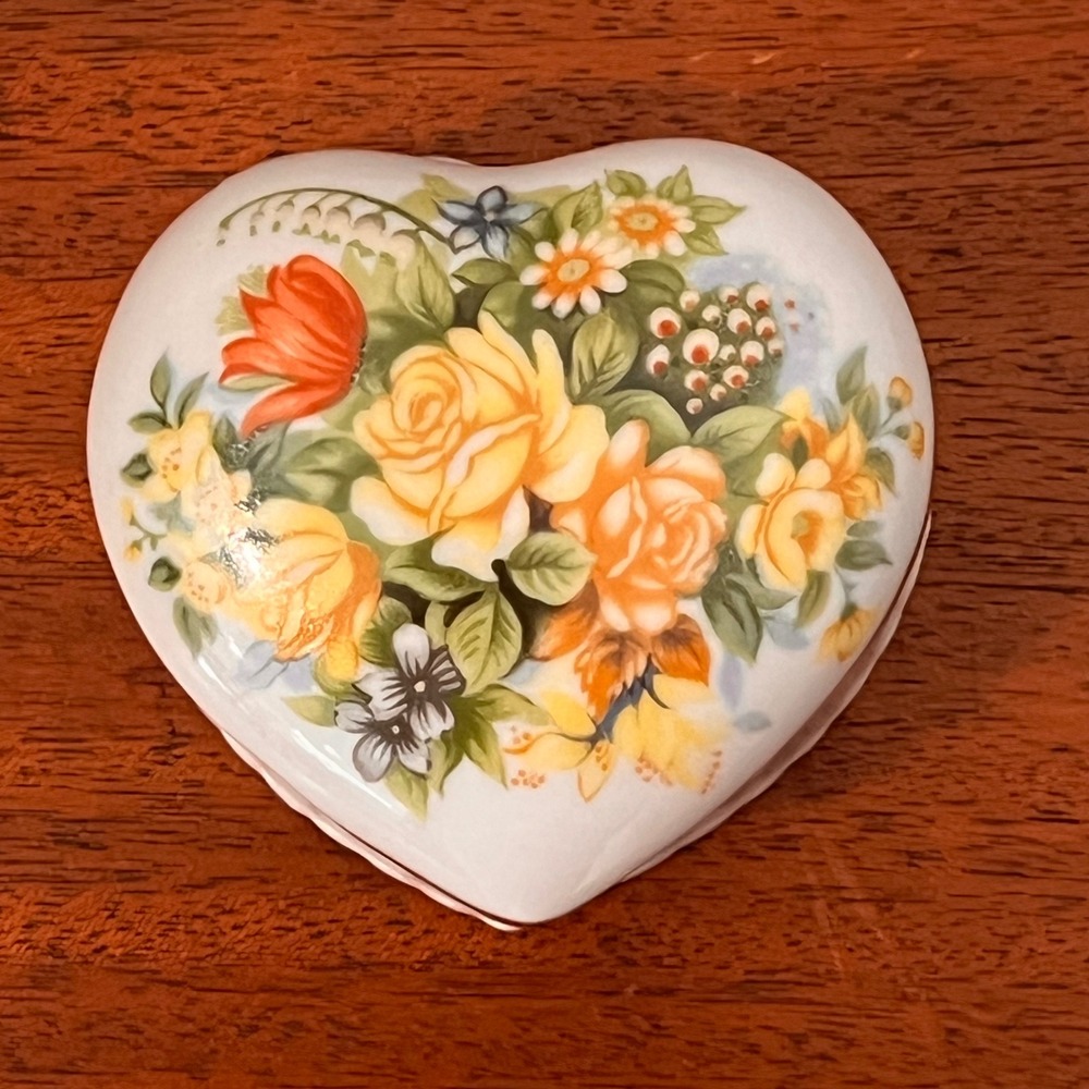Vintage Heart Shaped Porcelain Trinket Box Floral Rose Gold Trim Scalloped Base - Picture 2 of 16